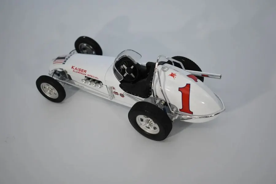 Retro Open-Wheel 1:43 Collectible — Gold Edition