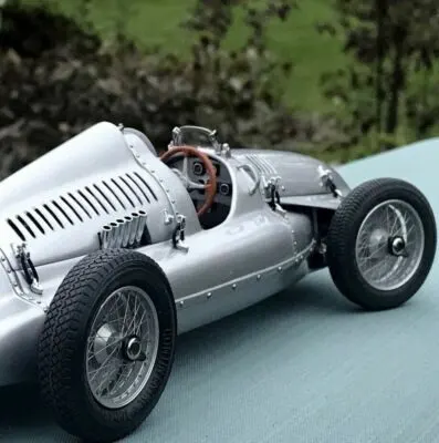 Circuit Formula Racer 1:18 Collectible — Silver