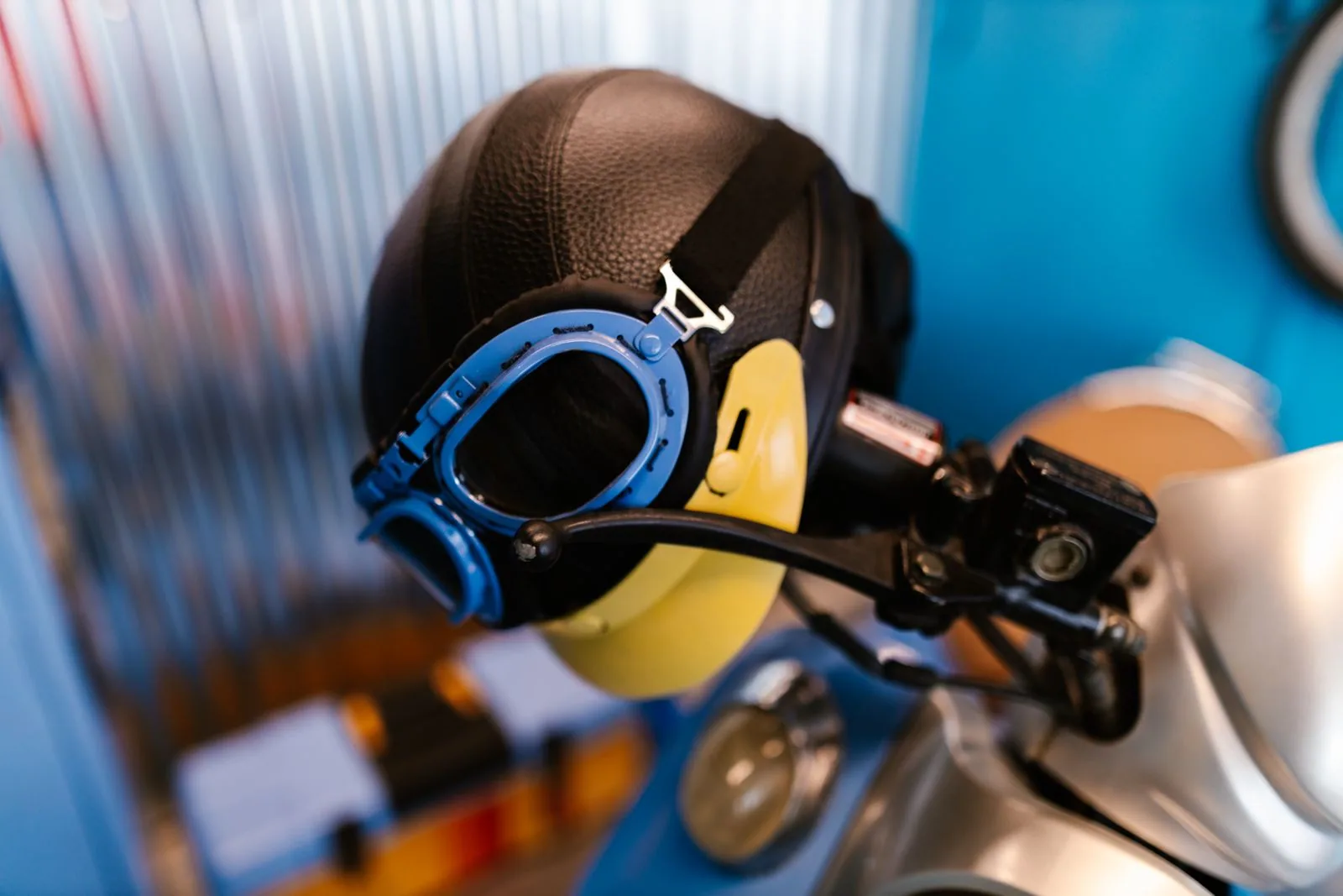 Endurance Collector Helmet — Amber Livery · Redline Reserve
