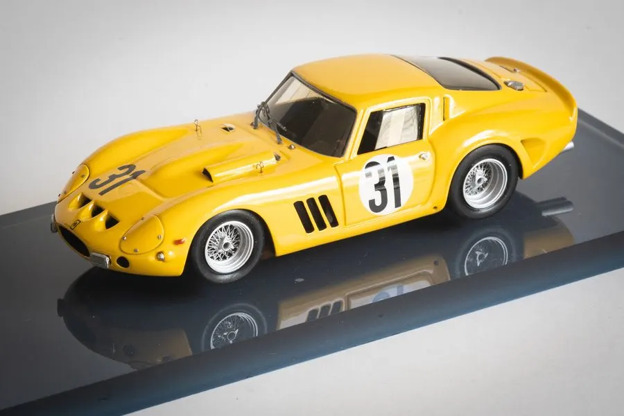 Amber Classic Race Car 1:43 Die-Cast · Kanzen Scale