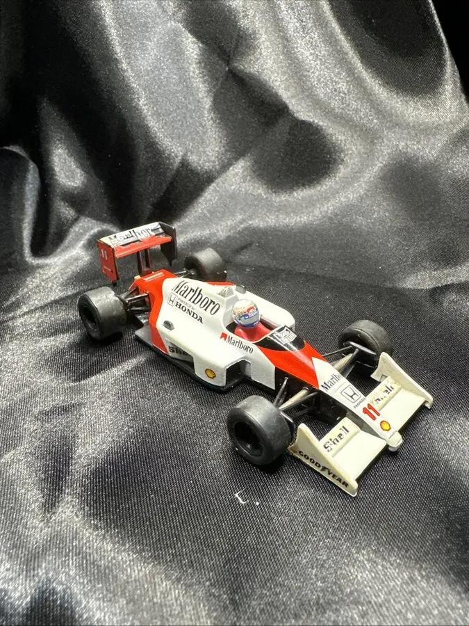 Classic Open-Wheel 1:43 Collectible — White & Orange