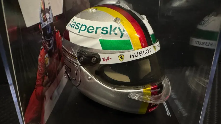 Rally Collector Helmet — Titanium Livery