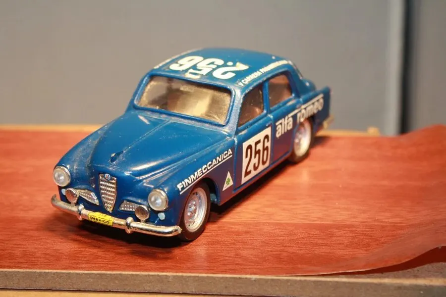 Sapphire Classic Race Car 1:43 Die-Cast