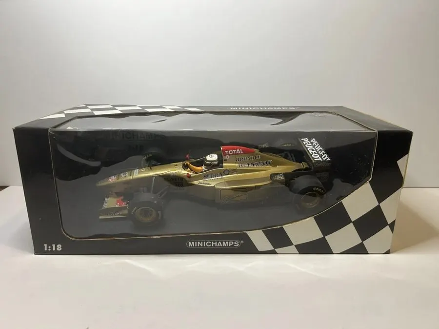 Vintage-style Formula Racer 1:18 Collectible — Gold Edition