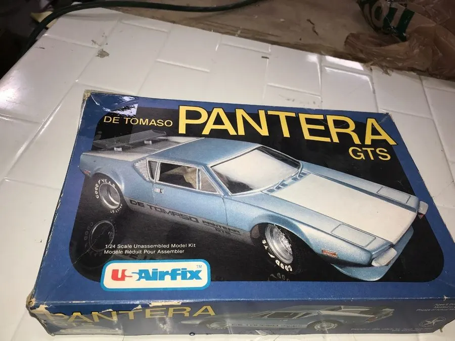 Championship White 1:24 Racing Car Model Build Kit